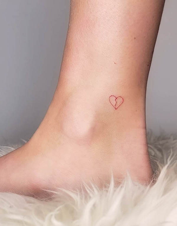 Piccolo cuore rotto tatuaggio caviglia da @ellie_s.tattoo