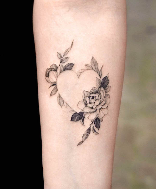 Tatuaggio floreale con cuore nero e grigio di @zeetattoo