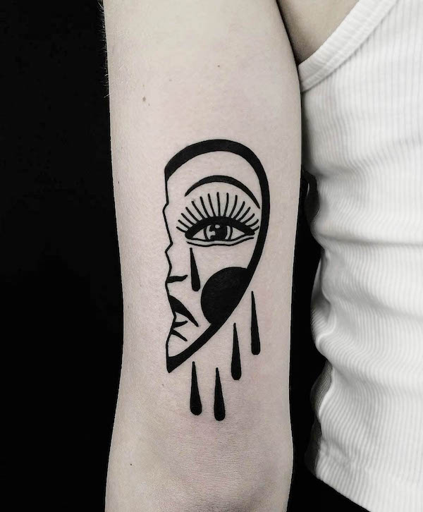 Tatuaggio a forma di mezzo cuore di @nem_il