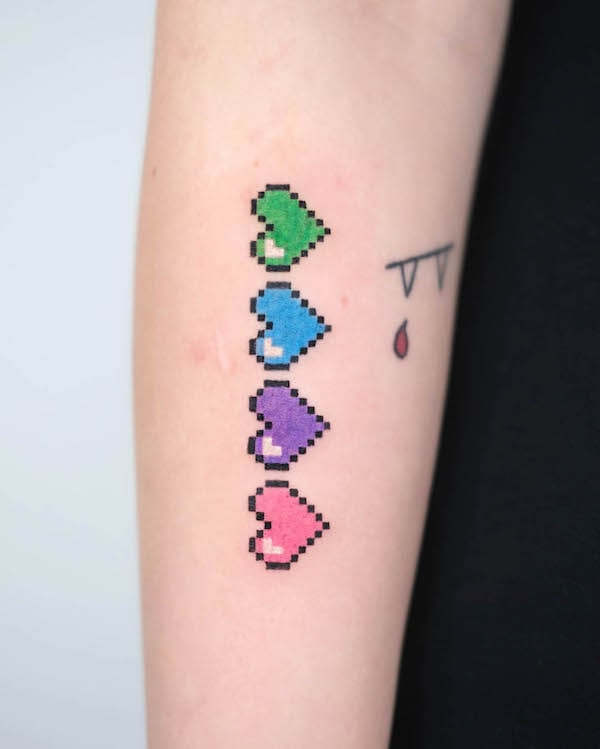 Tatuaggio sull'avambraccio con cuore in pixel di @88world.co_.kr