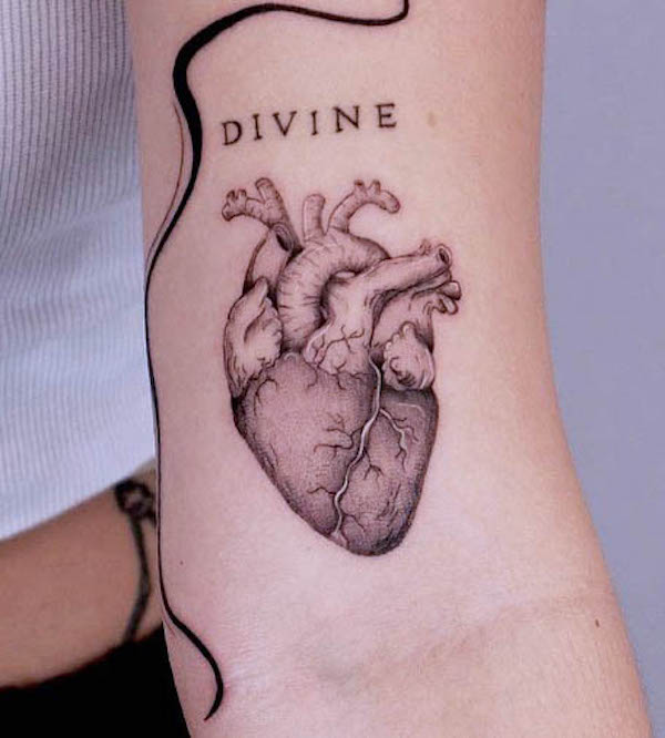 Tatuaggio cuore anatomico realistico di @modoink_tattoo