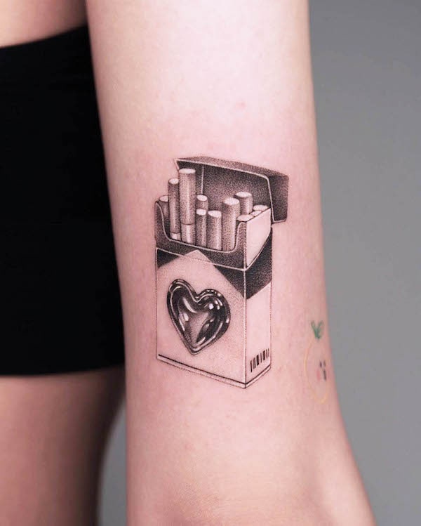 Tatuaggio con sigaretta e cuore di @ura.ttt