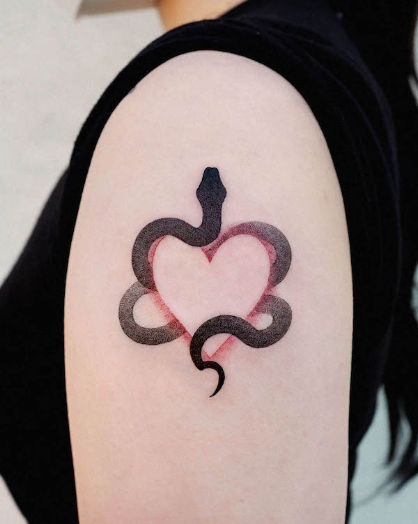 Serpente e cuore tatuato da @choiyun_tattoo