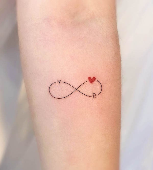Tatuaggio minimalista a cuore infinito di @tattooist_neul