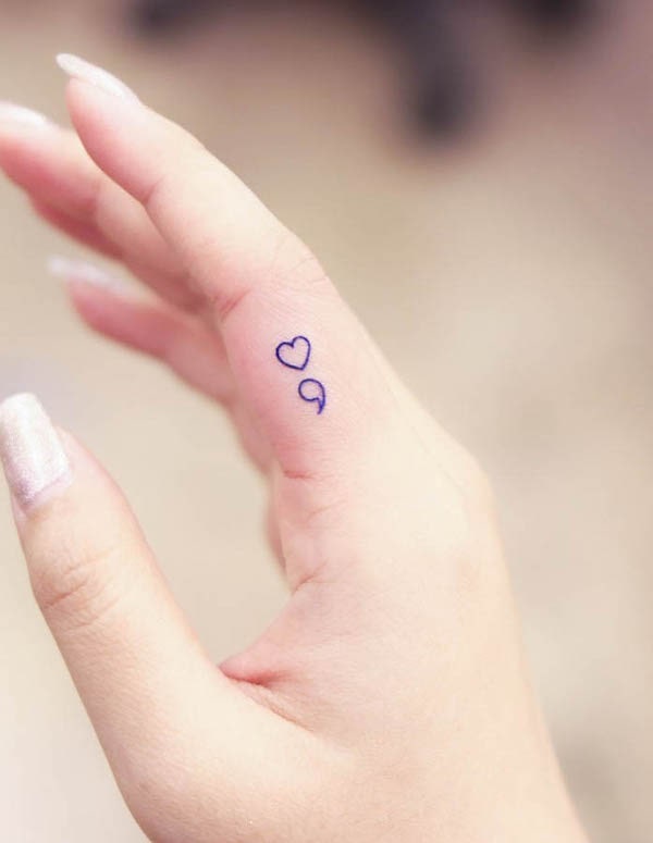 Tatuaggio del cuore con punto e virgola di @wittybutton_tattoo