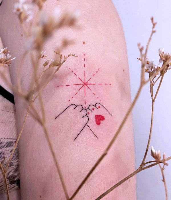 Tatuaggio a forma di cuore di zampa da @satsuro.tats_