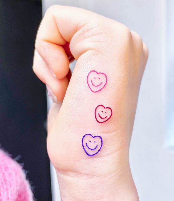 Tatuaggio a mano di cuori sorridenti di @soy_tattoo_