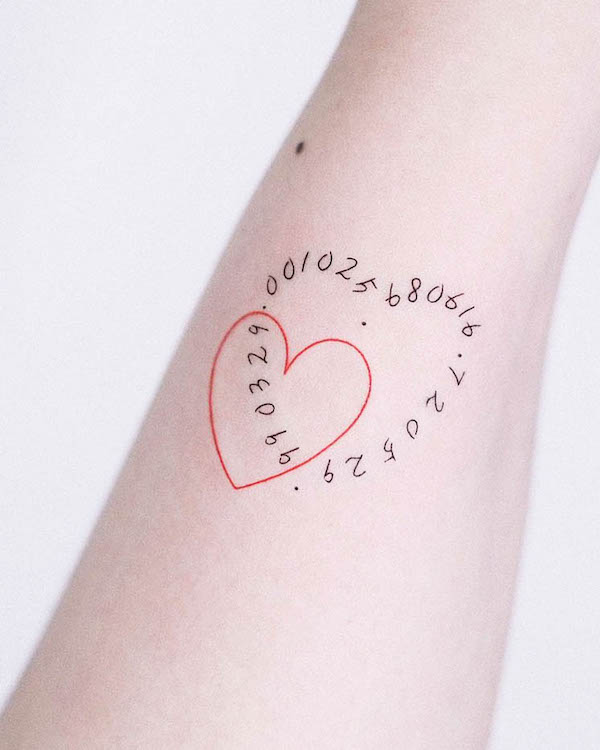 Tatuaggio con numero di cuore di @ziv_tattooer