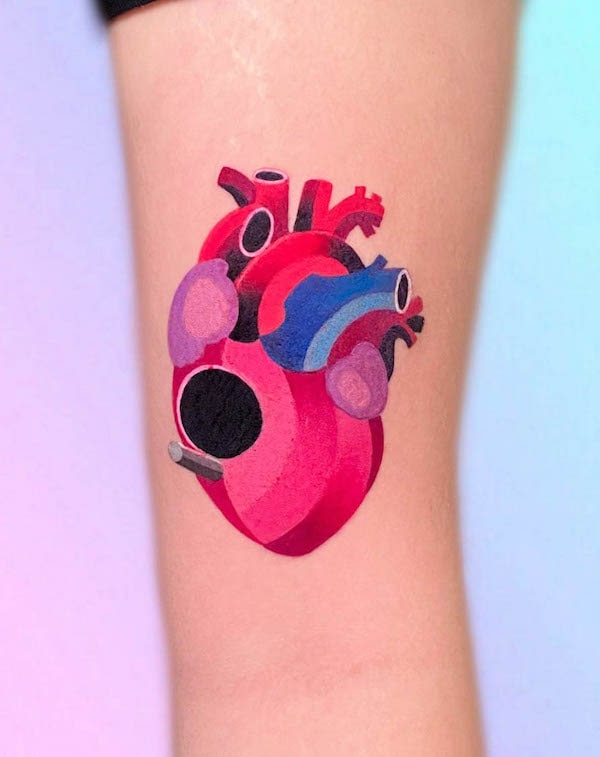 Tatuaggio a forma di cuore colorato di @_ferfy_