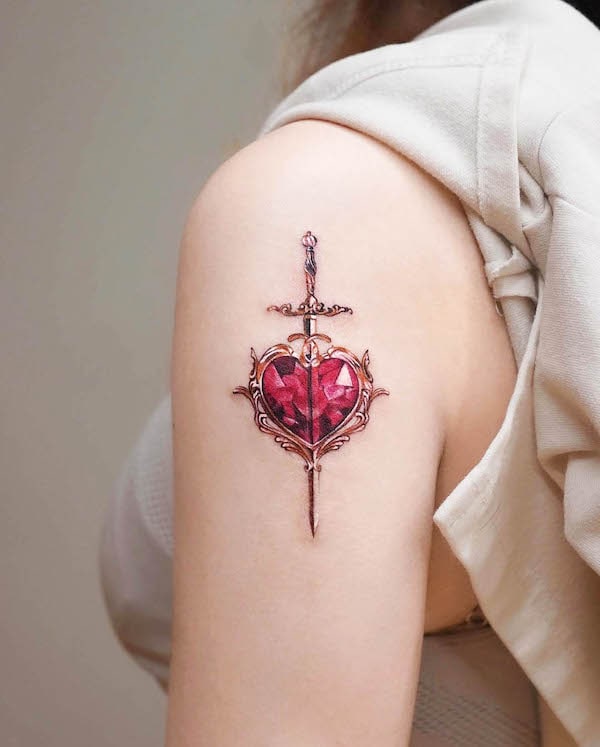 Cuore e pugnale di @stuffie.ink_