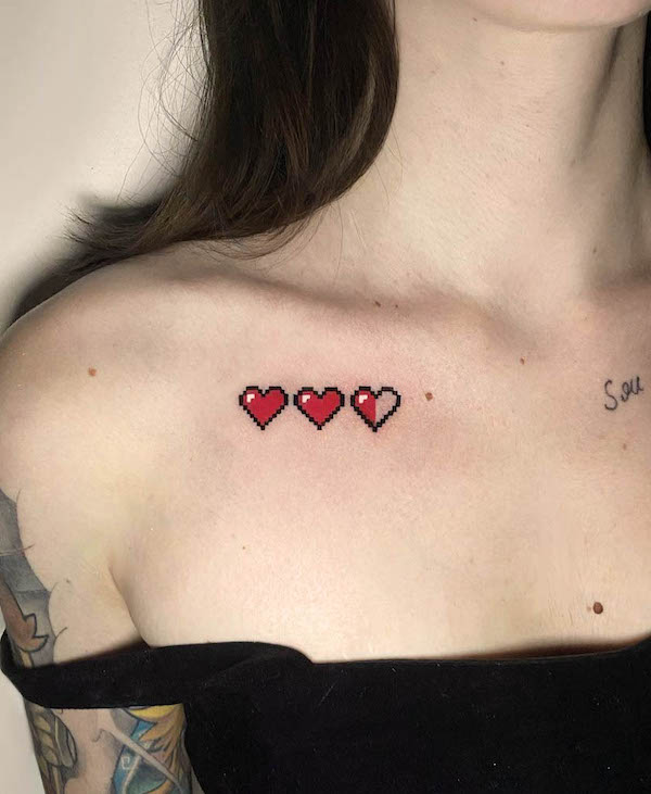 Tatuaggio della clavicola con triplo cuore di @michel.ttt