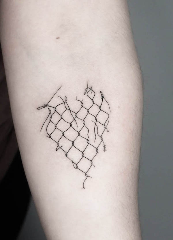 Tatuaggio cuore con filo spinato di @whitestarling.tattoo