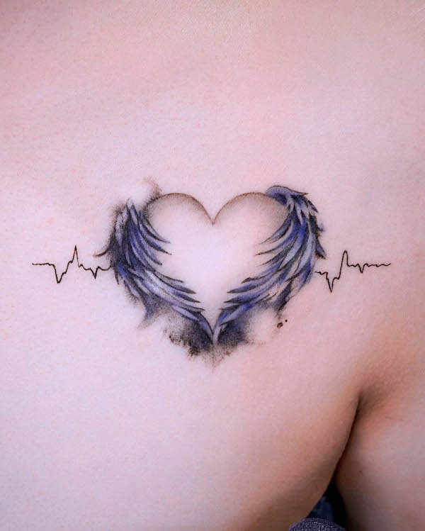 Tatuaggio con ali e battito cardiaco di @leean.ink_