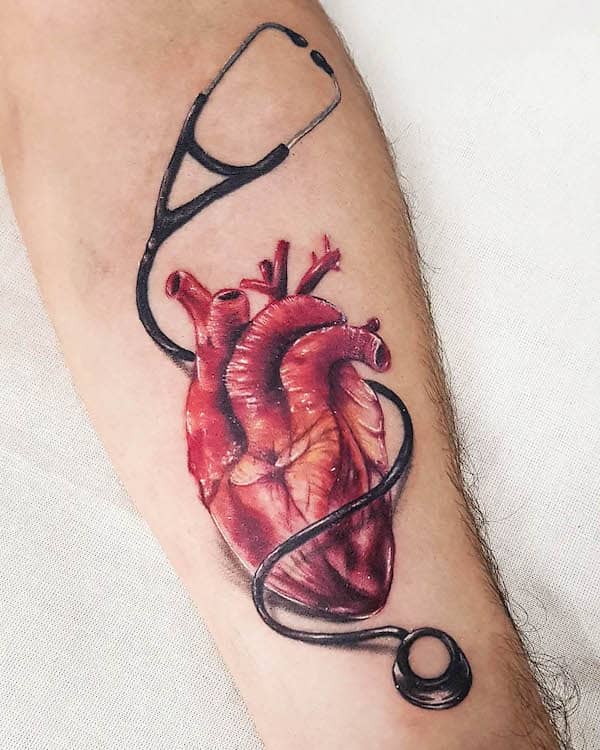 Tatuaggio cuore anatomico realistico per infermiera di @vickybendayan.arte_