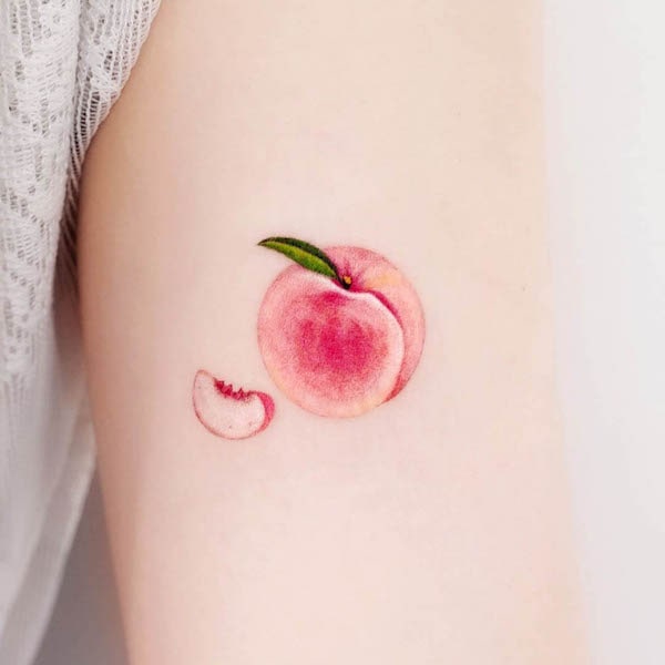 Tatuaggio di pesca sulla parte superiore del braccio da @e.ple_tattoo