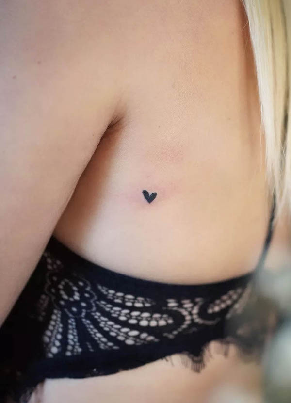 Tatuaggio a forma di cuore da @traitsdunion_tattoo