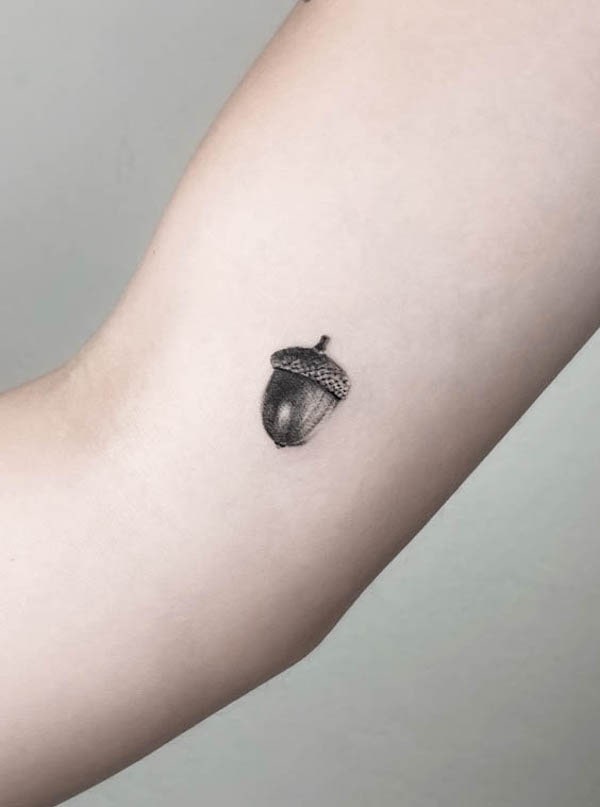 Tatuaggio di piccole castagne di @camillapinzautitattoo