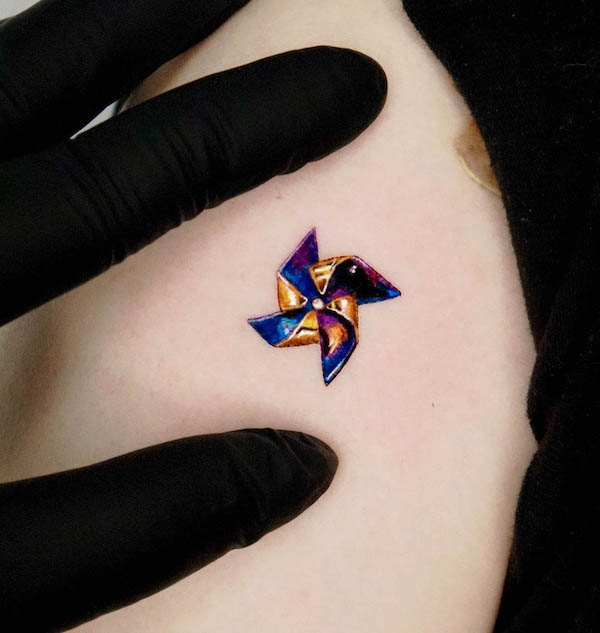 Simpatico tatuaggio di mulino a vento di carta di @tattooist_irae2