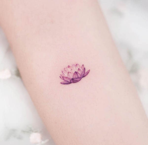 Piccolo simpatico tatuaggio di loto da @tattoo.haneul