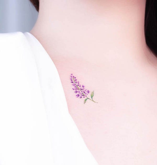 Piccolo tatuaggio carino con la lavanda di @jian_tattooer