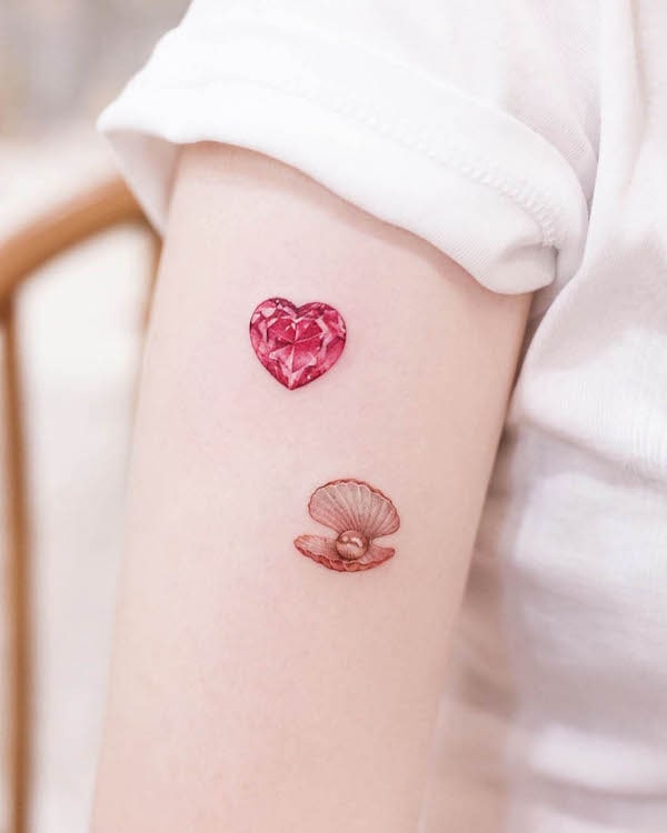Tatuaggio con cuore di perla e diamante di @tattoo.haneul