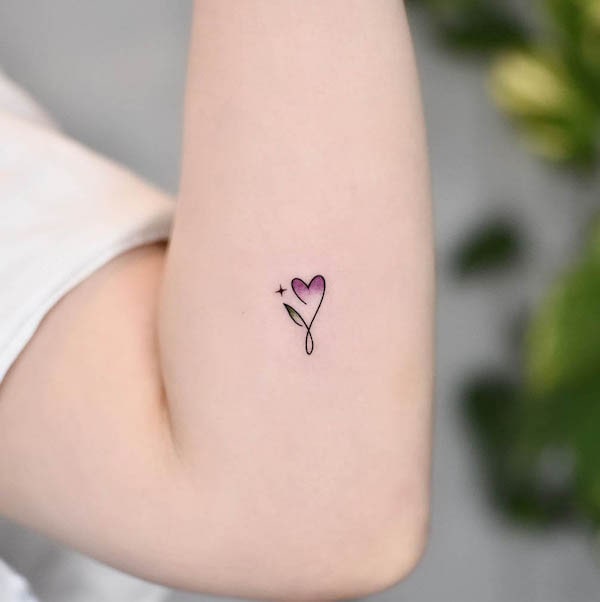 Piccolo tatuaggio viola di @ye___ho