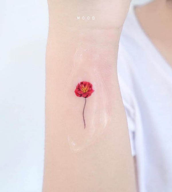 Piccolo fiore rosso tatuaggio da polso di @notorious__ing