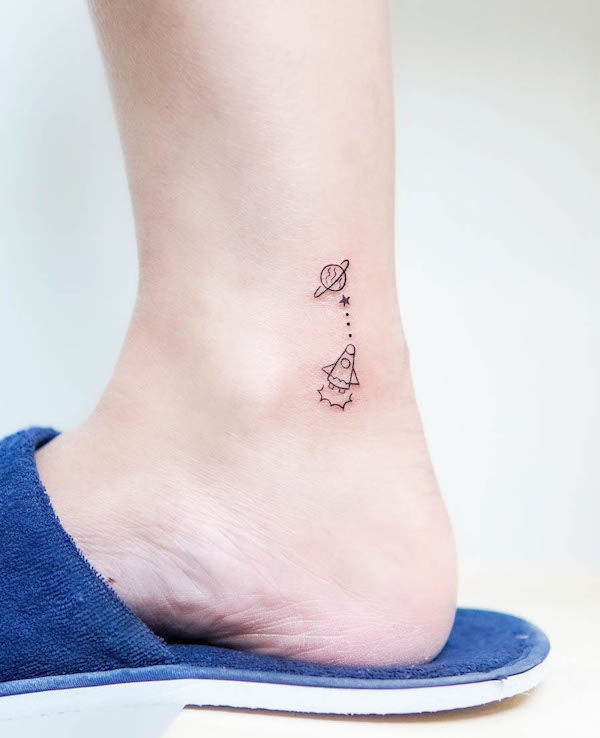 Tatuaggio della caviglia con razzo e pianeta di @yarktattoo