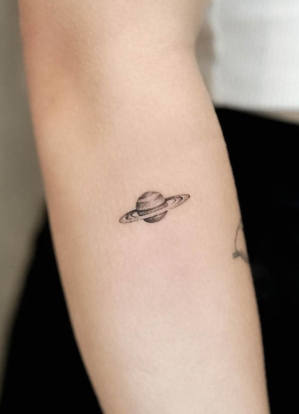 Tatuaggio di un piccolo pianeta di @tivas
