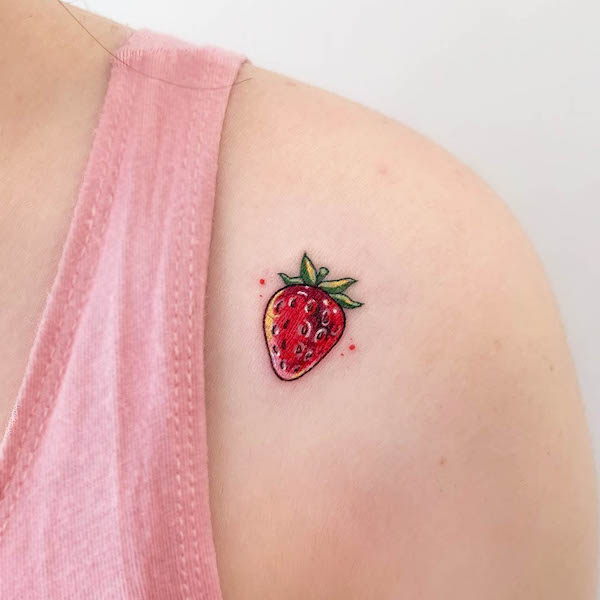 Tatuaggio carino sulla spalla a forma di fragola di @zvee._.tt_