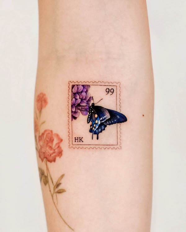 Tatuaggio carino con timbro a farfalla di @_rony_tattoo
