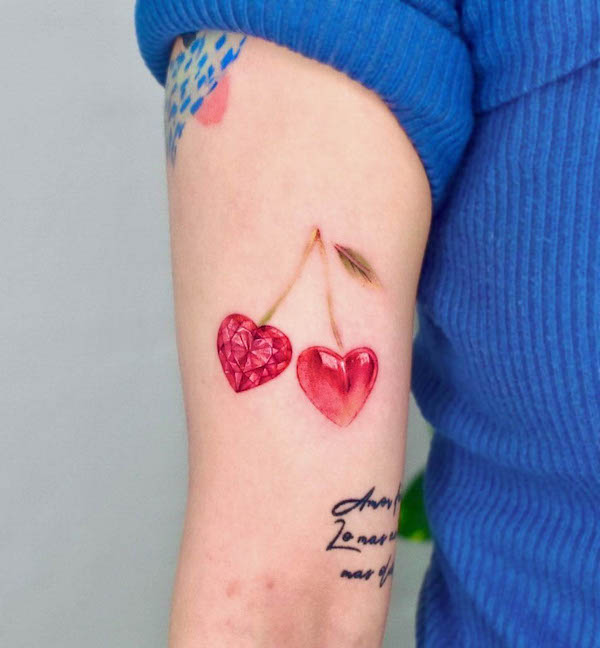 Tatuaggio carino con ciliegia e pietra preziosa di @indio.tattoocrew