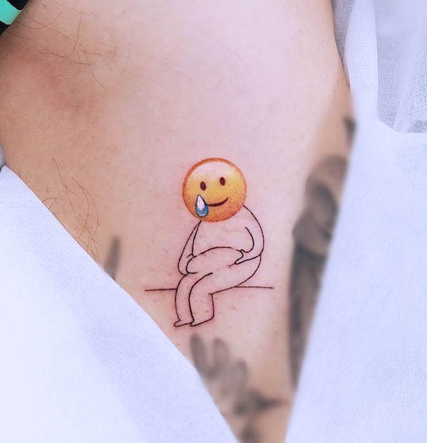 Emoji del pianto tatuato da @element_inker