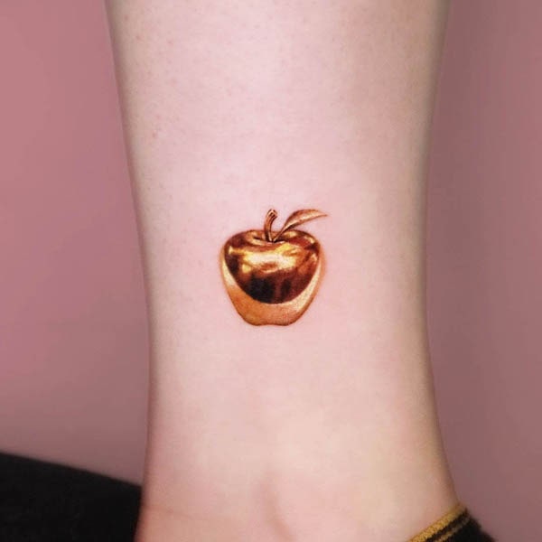 Tatuaggio con mela d'oro di @studio_jaw