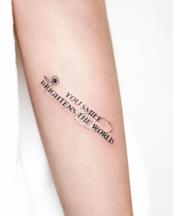Tatuaggio sull'avambraccio con citazione ispiratrice di @yarktattoo