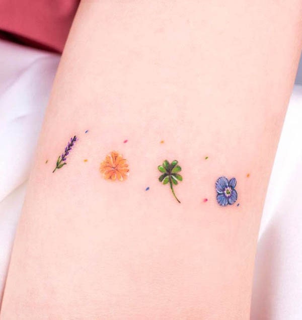 Tatuaggio di un piccolo fiore di @jian_tattooer