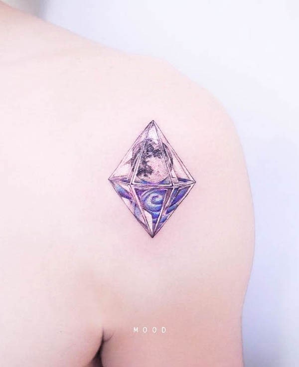 Tatuaggio con diamanti e luna di @notorious__ing