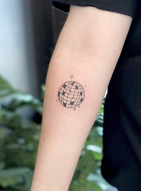 Tatuaggio con palla da discoteca super divertente di @groovyyouink