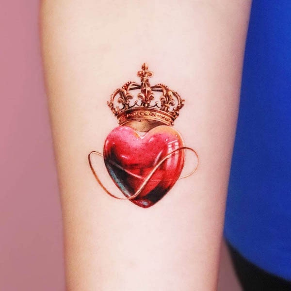 Tatuaggio con cuore e corona infinita di @studio_jaw