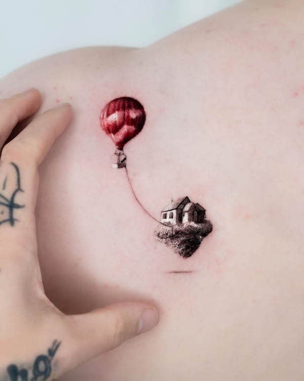 Tatuaggio carino di @pelleossa_ink sulla casa volante