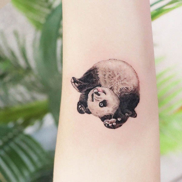Tatuaggio di un simpatico panda da @siihee.tattoo