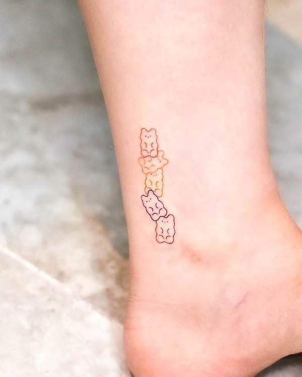 Orsetti carini tatuati sulla caviglia da @siwa.tattoo