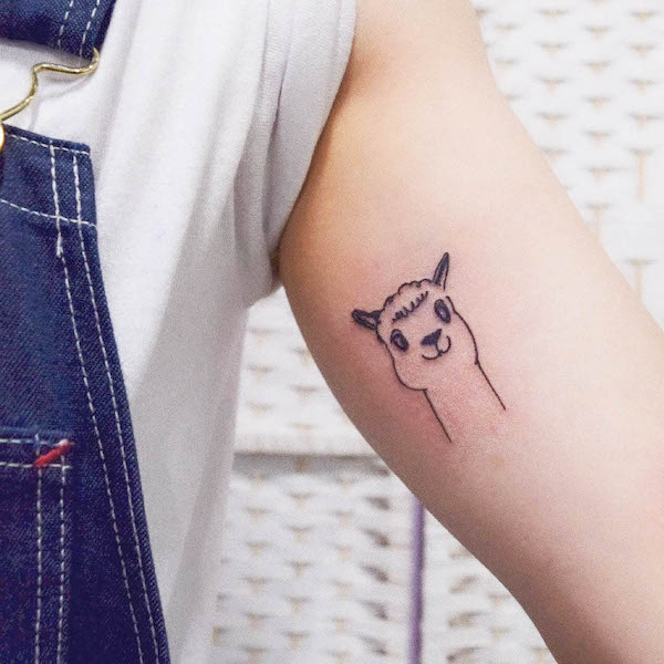 Simpatico tatuaggio di alpaca sul braccio di @mazadragon