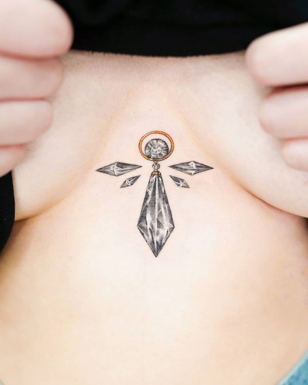 Piccolo ciondolo tra le tette tatuato da @needsyou_tattoo