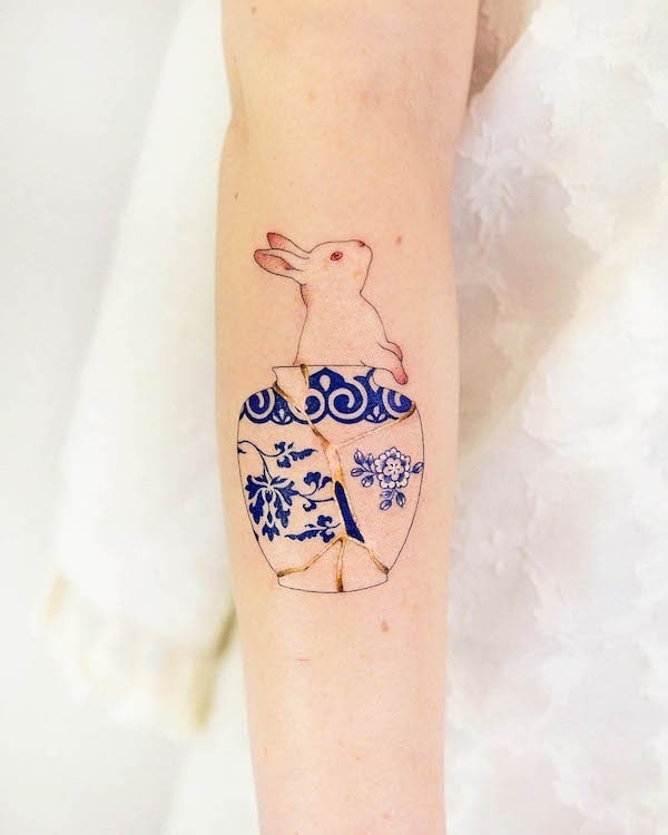 Tatuaggio coniglio di porcellana sull'avambraccio di @adelaide.tattooing
