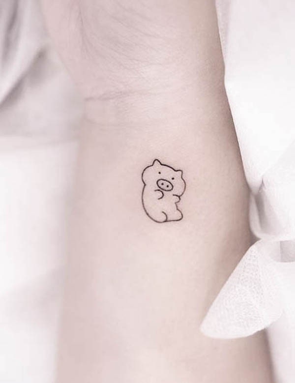 Tatuaggio del polso del maialino di @element_inker
