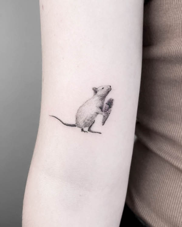 Tatuaggio di un piccolo topo di @camillapinzautitattoo