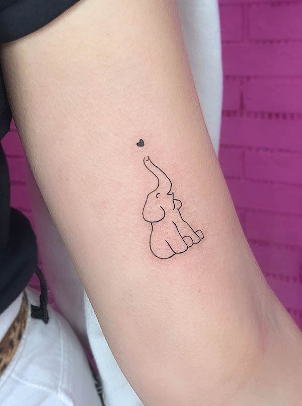 Tatuaggio carino del braccio di elefante di @tetovacky_plzen