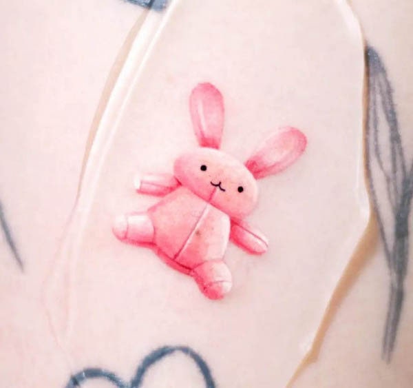 Tatuaggio realistico di coniglio di peluche di @eins_tattooer