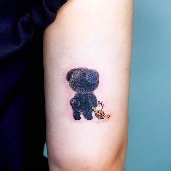 Orsetto con il suo giocattolo tatuato da @kirbeeys